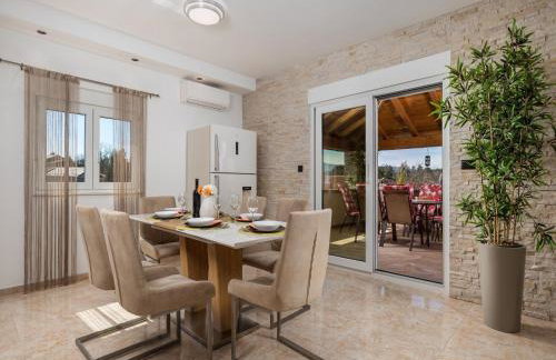 Villa Lemily - Five Bedroom with Swimming Pool - Photo 5