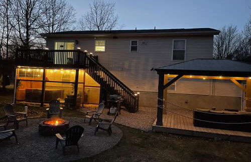 Spacious Pocono Home with Hot Tub and Fire Pit - Foto 49