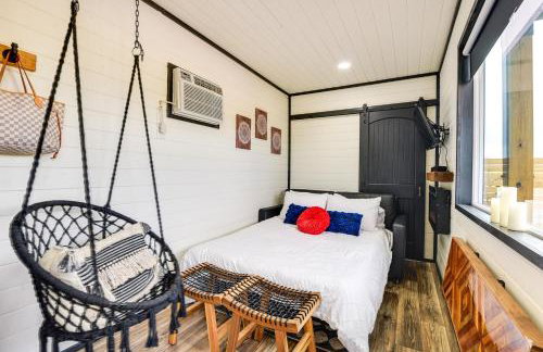 Remote Strawn Container Home with Hot Tub! - Foto 7