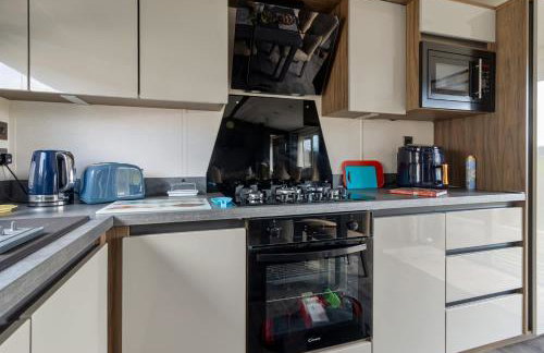 Peaceful Lake Retreat - Fishing Lakes, Heated Outdoor Swimming Pool 500yrds on Sister Park , Pool Open April to September - Foto 17