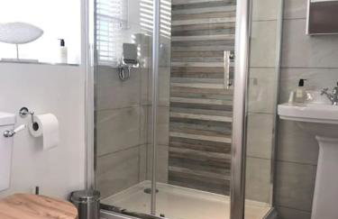 The Granary at Pentregaer Ucha, tennis court & lake. - Foto 16