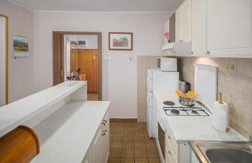 Amazing Home In Erzisce With Jacuzzi - Foto 17