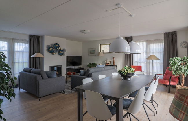 Spacious Villa in a Holiday Park in Makkum - Photo 1