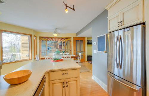 Elk Rapids Condo with Balcony Overlooking Elk Lake! - Foto 13