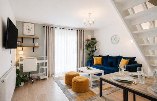 Modern 2 Bedroom House with Parking - Photo 44