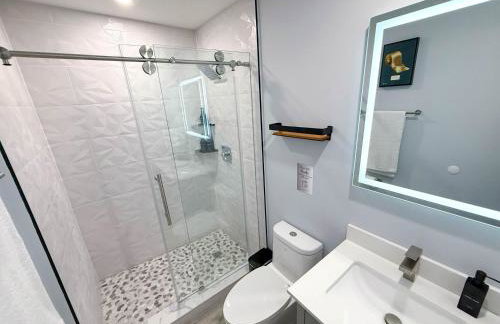 The LuxeLanding MIA- Swimming pool, Oasis Lounge, Mini Golf, BBQ and Hibachi Grill , and Outdoor Games - Photo 6