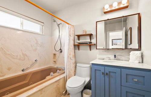 Bay Park Garden Paradise - central Location, AC, Washer Dryer & Private yard! - Foto 13