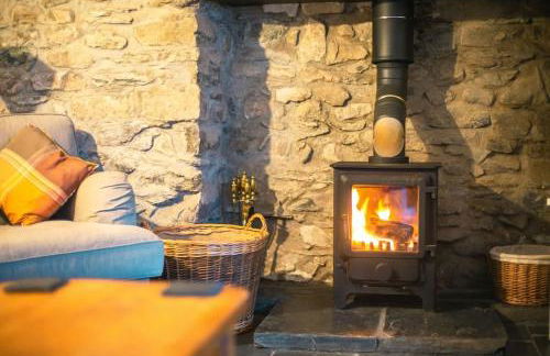 St Davids Hideaway with Roll-top Bath & Log Burner - Photo 8