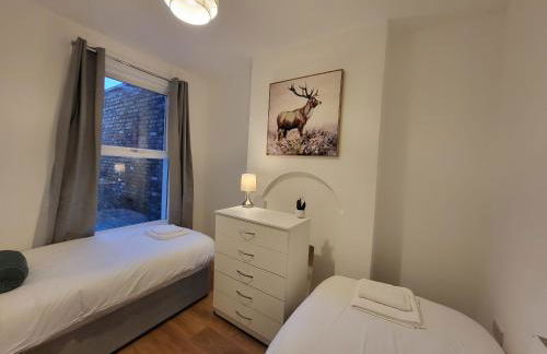 Central 5BR Retreat - Walk to Tube, Explore London - Photo 15