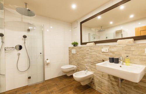 BERGSUCHT-Ruhpolding, Traumlage am sonnigen Südhang, kostenlose Parkplätze, schnelles WLAN, ruhige Sackgasse, NETFLIX inklusive - Foto 28