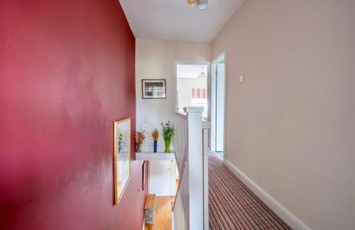 Chic 2-bedroom townhouse in vibrant Abergavenny - Foto 8