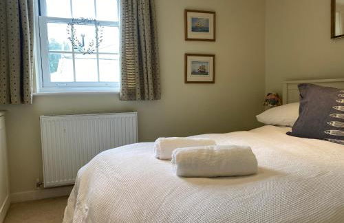 Reduced rates for this month! Beautiful cottage, 3 stories high with upstairs courtyard and set in an amazing location! The fantastic newly developed Town Mill with restaurants and craft shops on your doorstep Also only 2 minutes to the sea! , Sleeps 4 - Photo 7