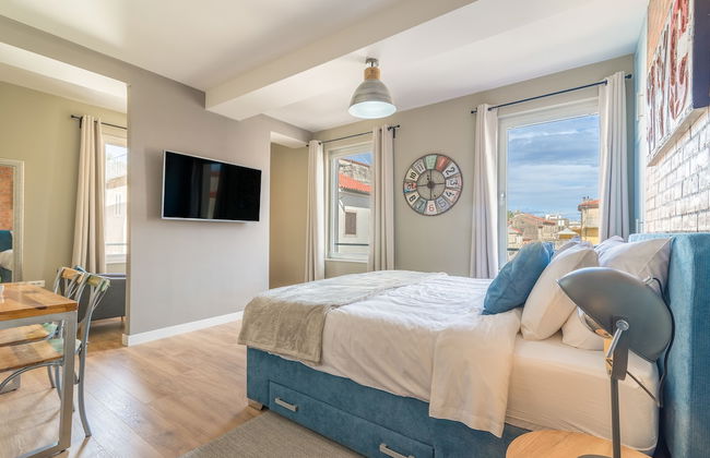 Luxurious Suites Elegance - Photo 29