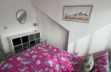 Very Large 5 Bed House Higham Ferrers family and contractors king beds Sky TV Pool Table Gym - Foto 16