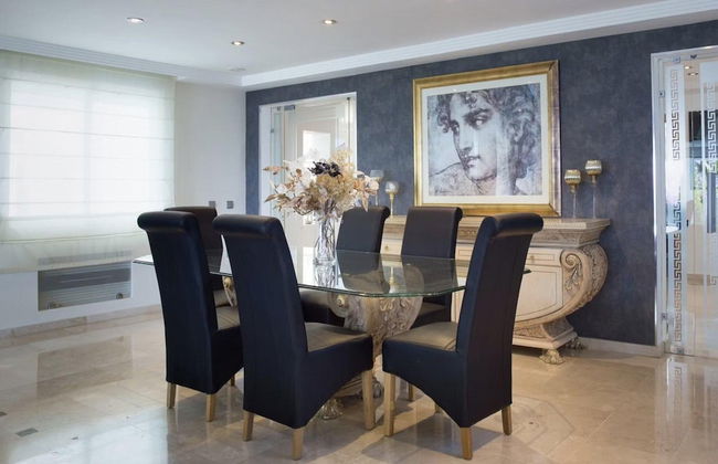 Modern Versace-themed Villa - Foto 25