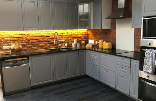 Cannock Chase Guest House - Modern Super Spacious Renovated home for 6 guests - Foto 6