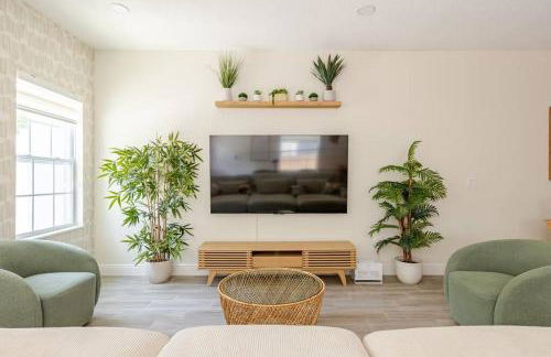 4 Bedroom 3 Full Bath Boho Oasis Saltwater Pool Near Downtown, North of Hyde Park Sleeps 12 Pets OK - Foto 7