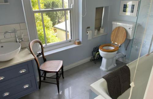 Lovely Charmouth cottage with log fire & garden close to beach - Photo 4