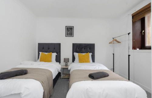 Free Parking - Sleeps 6 - 2 Bedrooms - Newly Renovated - Photo 15