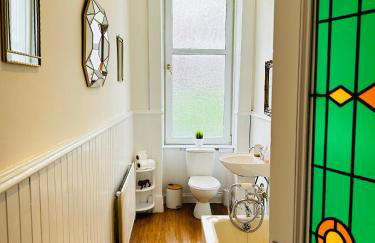 THE LAZY LION - Spacious 2 Bedroom - Town Centre Holiday Home Apartment - Photo 10