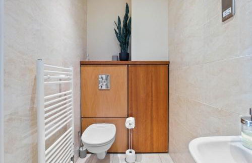 Central 2BR Park Royal Apartment with Balcony and Parking - Photo 21