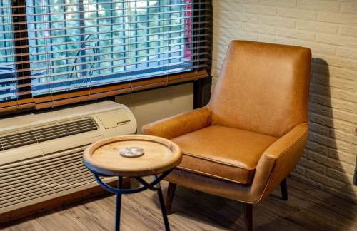 Stonegate Lodge King Bed, WIFI, 50in Roku TV, Salt Water Pool Room #103 - Foto 26