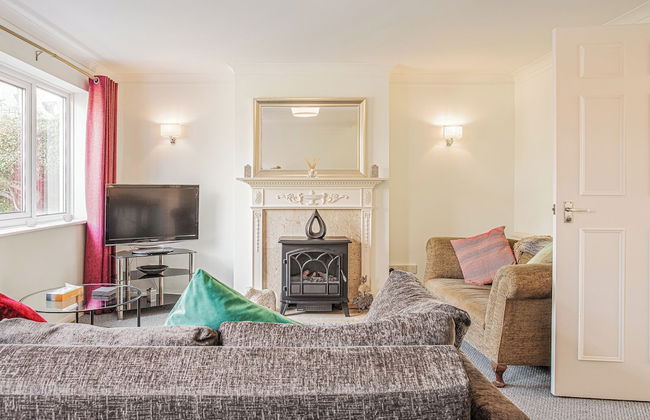 Central 2 Bed House w/ Garden and Free Parking! - Photo 51