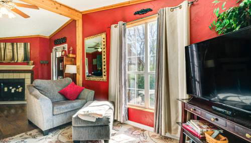 College Station Getaway with Hot Tub and Courtyard! - Foto 5