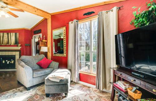 College Station Getaway with Hot Tub and Courtyard! - Photo 5