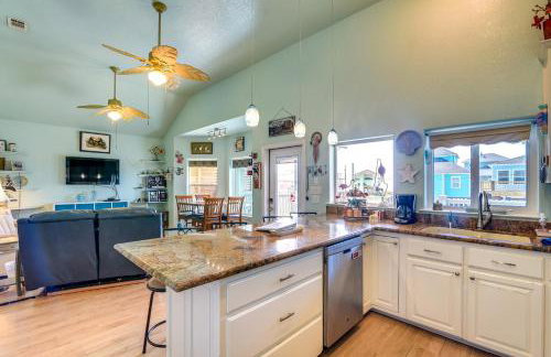 Ocean-View Balcony! Coastal Haven in Crystal Beach - Foto 7