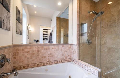 Elegant and Chic 2Bed 2Bath steps from the lake! - Foto 19