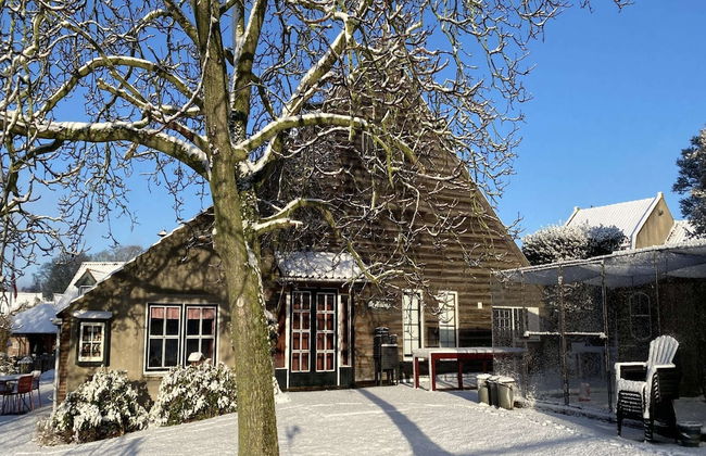 House Situated Peacefully on a Vast Green - Foto 28