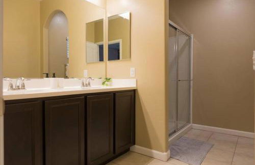 Gated townhouse with 2 suites, heated pool, hot tub - Photo 26