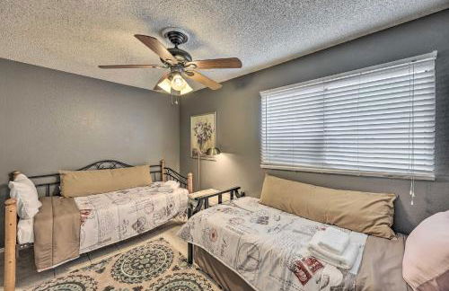 Family Friendly! Poolside Desert Oasis in Glendale - Foto 16