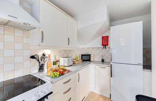 Hunsbury House - Excellent Location - Free Parking, Self-Check-In, SkyTV and Fast Wifi by Yoko Property - Foto 22