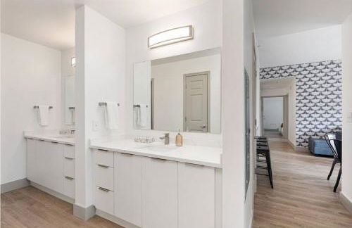 The Tar Heel - Stylish 4BR with City Views - Free Parking - Gym - Foto 21