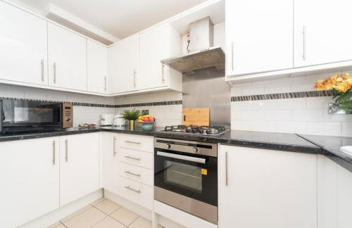 Spacious 4 Bed House Free Parking Near Station - Pass the Keys - Foto 17