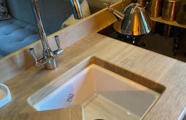 Chez Maurice Luxury Shepherds Hut with Bath and Hot Tub - Foto 11