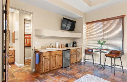 The Debonair Derby by PaseoHomesAZ with Heated Pool - Foto 57