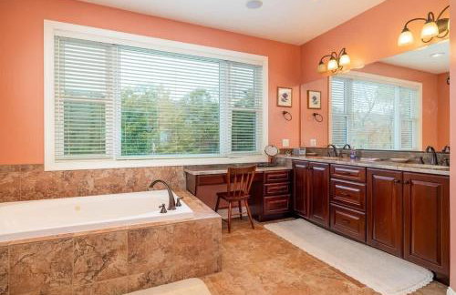 Riverbend Lodge Spacious Riverfront Home with Hot Tub Pool & Mountain view - Foto 44