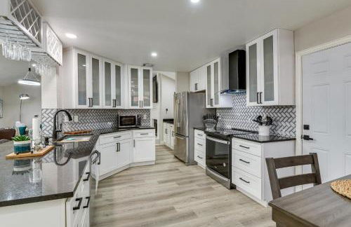 11 Mi to Six Flags! Poolside Oasis in Bedford - Foto 11