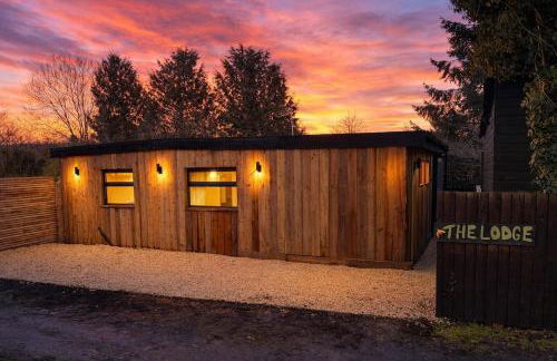 Cosy Canal-side lodge with log burner - Foto 1