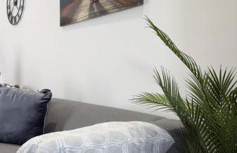 'The Elegant Comfort' - A Stunning Luxury 2-Bed Flat with Private Garden & Patio - Free Parking - Photo 16