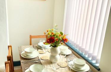 Stylish Home, hosted by ESONGRACE Stays, Stoke-on-Trent - Perfect for Families - Contractors - Holiday makers - Emergency Housing - Professionals, Relocators - Foto 10