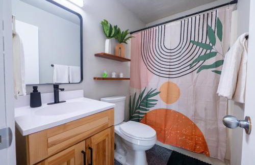 The Orange Lounge - 8 min to KU & Mass - Photo 52