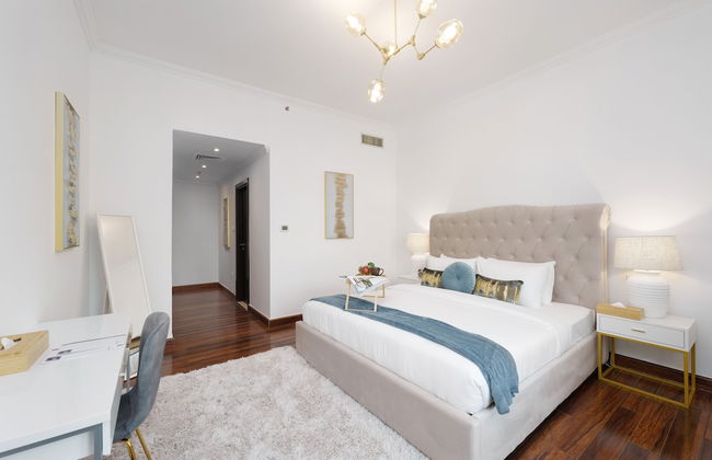 Maison Privee - Dreamy Apt with Jaw-Dropping Marina Views - Photo 2