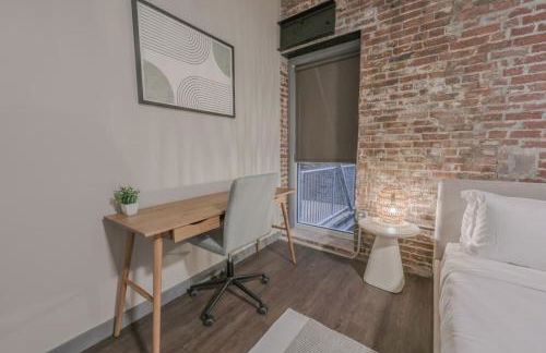 Stylish Downtown 2 Bedroom - Photo 5