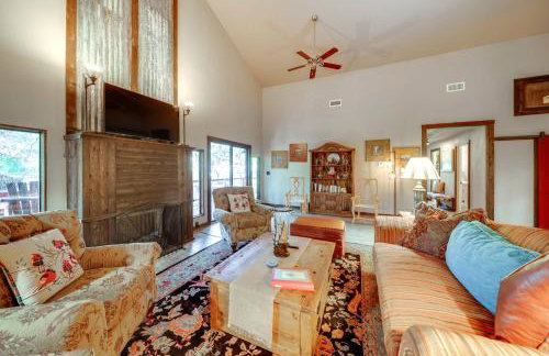 Peaceful Helotes Cabin Fire Pit, 9 Mi to Old Town - Foto 6