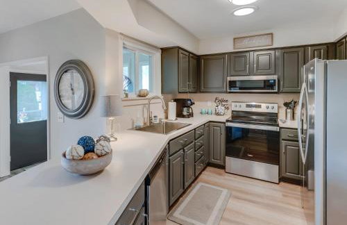 Lakefront Retreat with Views and Decks and Fire Pit - Foto 14