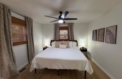 Modern 3 bedroom home downtown Forest city outstanding backyard, pet friendly - Foto 27